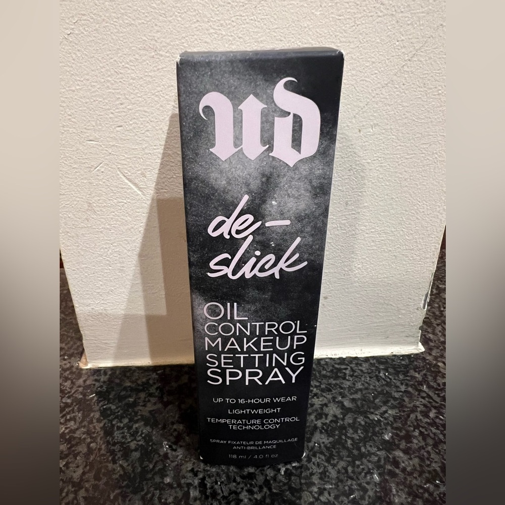 Urban Decay make up setting spraying